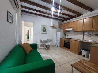Location Appartement à Calle de la vila joiosa 21. Piso amueblado con balcón y vistas al mar