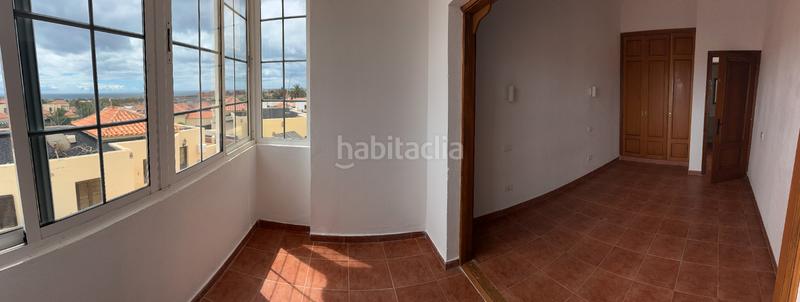 Foto d3b92932-d94e-4723-8df5-fa04132342a0. Casa adossada a calle pablo picasso 2 a Caleta de Fuste Antigua