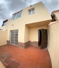 Casa adosada en Calle pablo picasso 2. Dplex de 3 dormitorios en caleta de fuste