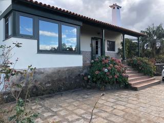 Casa a El Bebedero - Pinolere - Aguamansa. Preciosa finca con casa y árboles frutales en los frontones, a s