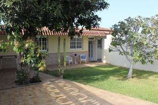 Casa en Centro. Bonito bungalow adosado de una planta con cuatro dormitorios con