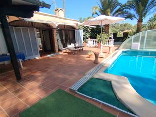 Xalet  Carrer de la rondalla. Espectacular chalet con piscina de una sola planta en costa de l