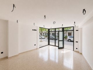 Local Comercial  Avinguda argentina. Local en planta baja con acceso a almacen sotano en la demandada