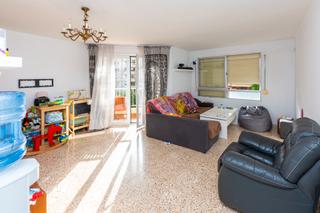 Pis  Carrer de cotlliure. 3º piso con ascensor de 4 habitaciones y 2 baños en zona carrete