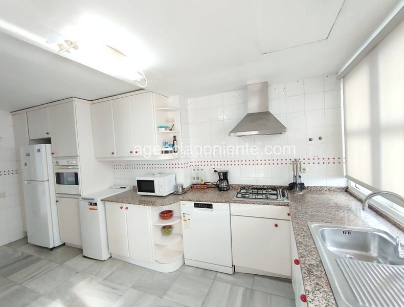 Foto f0d4c8e6-21d5-4bea-a59c-ceedb870fc48. Rent flat with heating parking in Playa Levante Benidorm