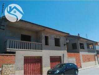 Casa en Horcajo de Santiago. Chalet independiente de dos plantas de 400 m2 cada una, a dems
