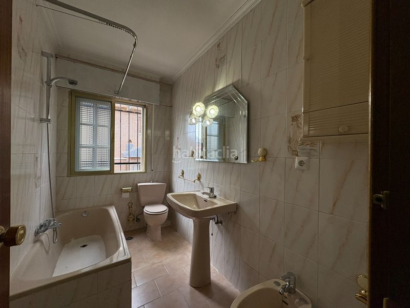 Foto 87aa8c7d-a96f-4f6e-8515-b3188482b584. Casa pareada en Peñagrande Madrid