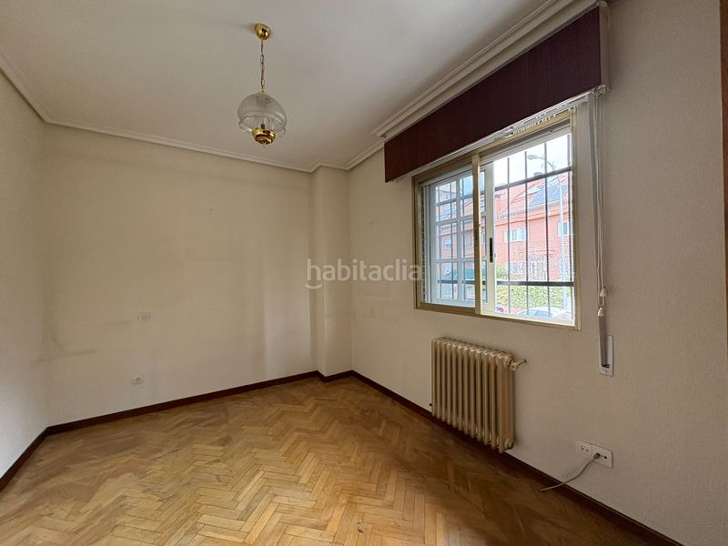 Foto db82e79d-8812-4b05-a482-fcd768b9b490. Casa pareada en Peñagrande Madrid