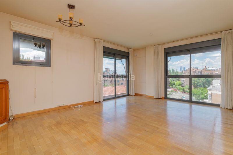 Foto beed84ab-5399-4337-82f5-9aa72e064441. Duplex con riscaldamento parcheggio piscina in Colina Madrid