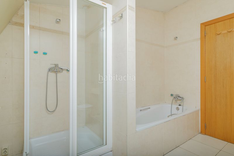 Foto e5c0a233-f58f-4e5c-b697-83218379574b. Duplex con riscaldamento parcheggio piscina in Colina Madrid