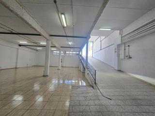 Nau industrial a Avenida ten bel 38b. Vendo nave industrial semisótano muy luminosa.