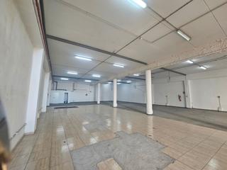 Bâtiment à usage industriel à Avenida ten bel 38b. Vendo nave industrial semisótano muy luminosa.