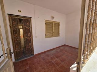 Casa a Avenida ten bel 1. Casa terrera bien ubicada en chafiras.