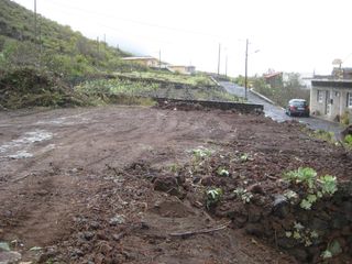 Terreny residencial  La cruz. Solar urabano en frontera con construcción en ruinas