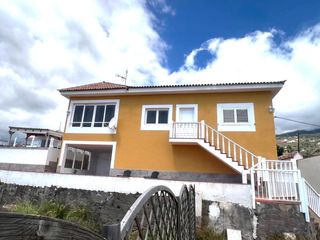 Chalet in Araya. Chalet individual en venta en araya, 5 dormitorios.