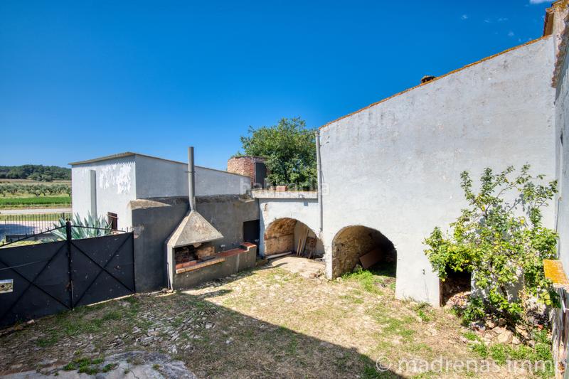 Foto 705e4bcc-c99b-402f-b72b-1df5f3632254. Masía masia en venta en Forallac