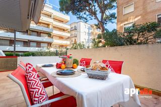 Apartament  Passeig de miramar. Apartament a planta baixa amb jard privat i llicncia turstica