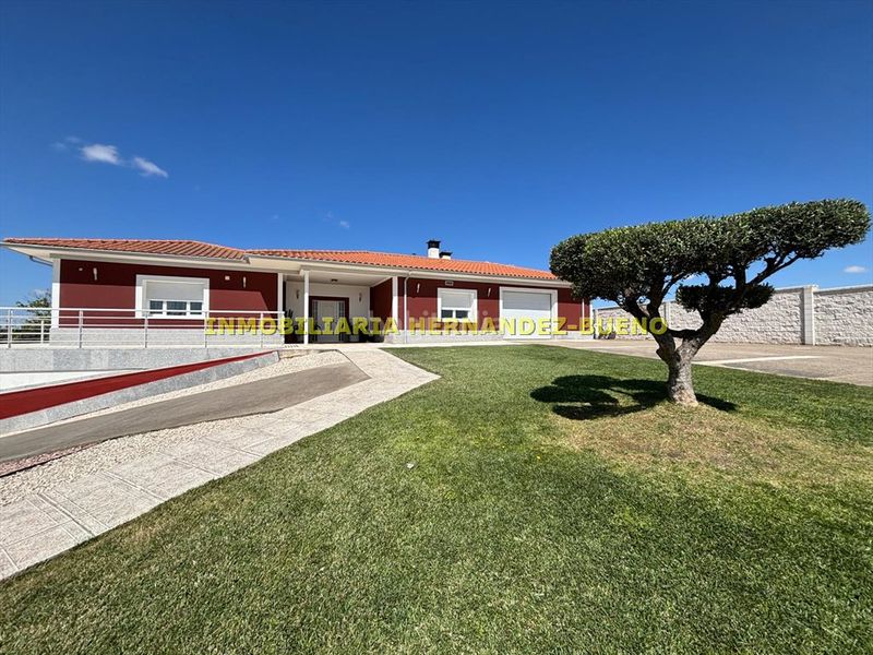 Foto 01820cca-898e-430b-8fae-2f011df841a4. Chalet with heating parking pool in Villamayor