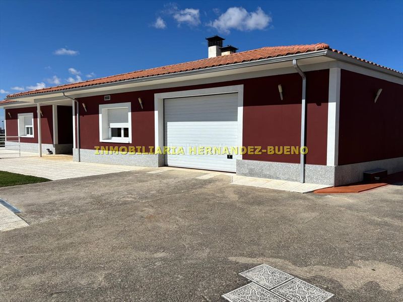 Foto 550832bf-fe92-42bc-8bdf-3d0087482e42. Chalet with heating parking pool in Villamayor