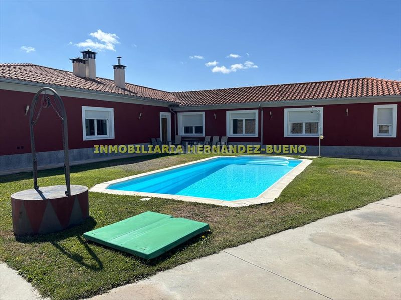 Foto 5c9dceae-1662-402d-8cca-6681e2028525. Chalet with heating parking pool in Villamayor