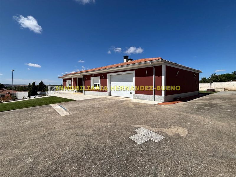 Foto f3af4247-e34f-4875-a7df-f0dd46fd8780. Chalet with heating parking pool in Villamayor