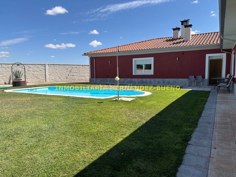 Foto f4077921-2d29-4416-8a34-986f67bb3ade. Chalet with heating parking pool in Villamayor