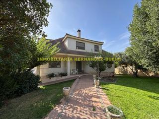 Chalet in Villamayor. Impresionante chalet individual en villamayor, en urbanización l