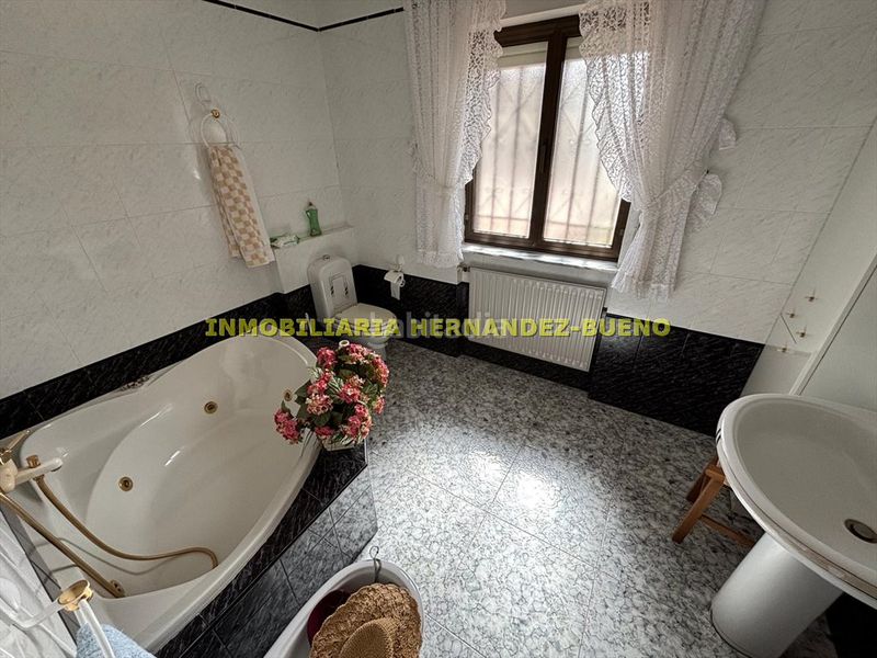 Foto 66909d5d-87cf-4b89-bca7-90b20e9a929e. Chalet with heating parking pool in Villamayor