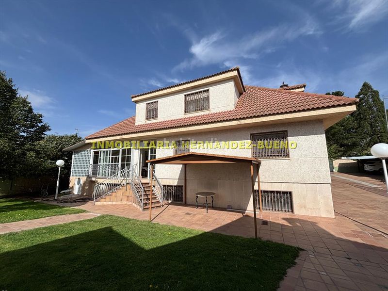 Foto a1d00a34-5d8c-48f5-8dc9-f6585dc86fd7. Chalet with heating parking pool in Villamayor