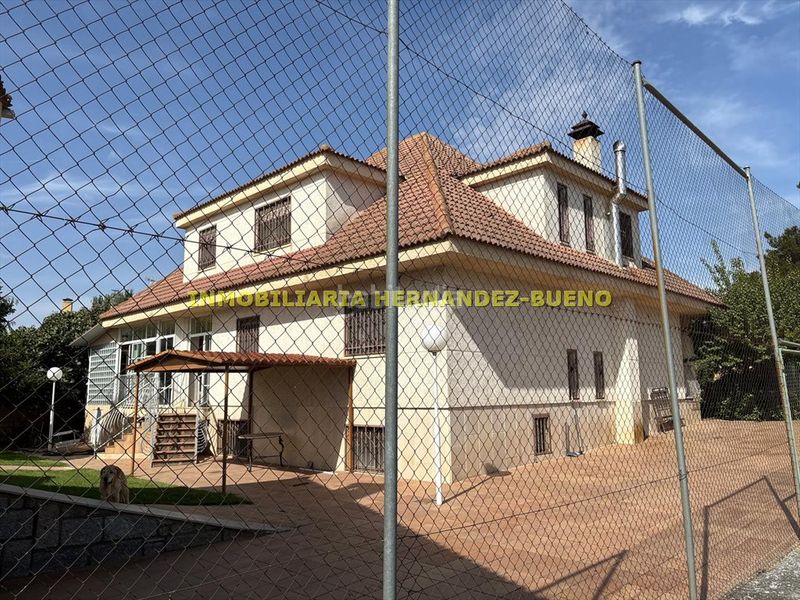 Foto f3643478-5cee-46ba-87fc-0a99afbde0c2. Chalet with heating parking pool in Villamayor