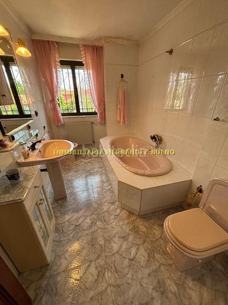 Foto f59dbb91-688c-47e9-bb16-f4d46b81b94b. Chalet with heating parking pool in Villamayor