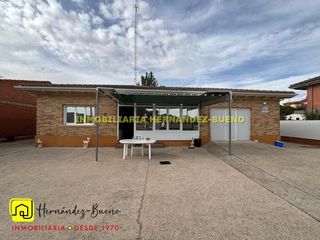 Chalet in Cañizal. Acogedor chalet individual en cañizal, a solo 20 minutos de sala