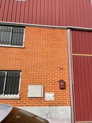 Bâtiment à usage industriel à Villares de la Reina. Nave en polígono de los villares de 300 m2, compuesta por cámara