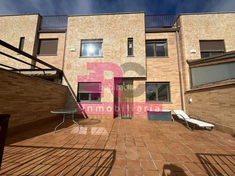 Foto d24a6e2a-ed61-444f-b40a-89f1f2b182cb. Casa adossada amb calefacció aparcament piscina a Cabrerizos