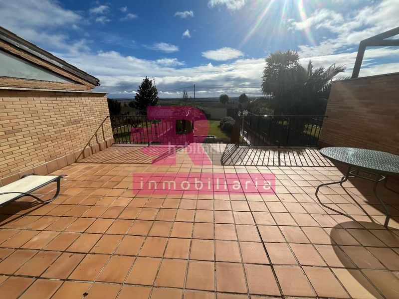 Foto e88712f0-9730-439c-9820-17cc4eb64665. Casa adossada amb calefacció aparcament piscina a Cabrerizos