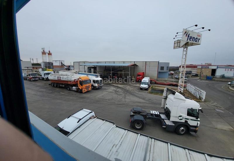 Foto df9a12d1-d9fc-4b2f-b2bb-c933dad30319. Capannone industriale in Trobajo del camino