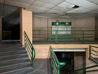 Local commercial à Pajarillos Bajos. Local comercial en galerías cecopa, ideal también como trastero