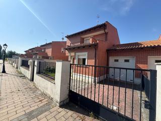Maison jumelée  Avenida de la legión. Chalet pareado en laguna del duero
