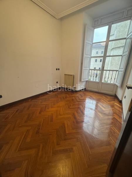 Foto 52a064a8-c91d-459a-bf77-cf34de7de076. Rent flat with parking in Centro Valladolid