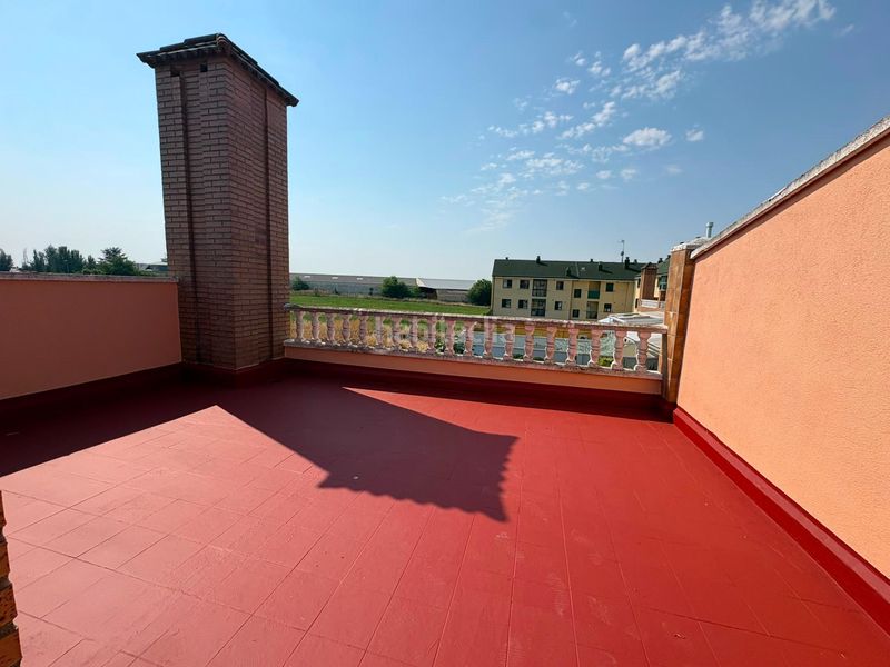 Foto cb775c5f-3f2c-45f1-ab26-c4e87e445de6. Casa aparellada amb calefacció aparcament a Villanubla