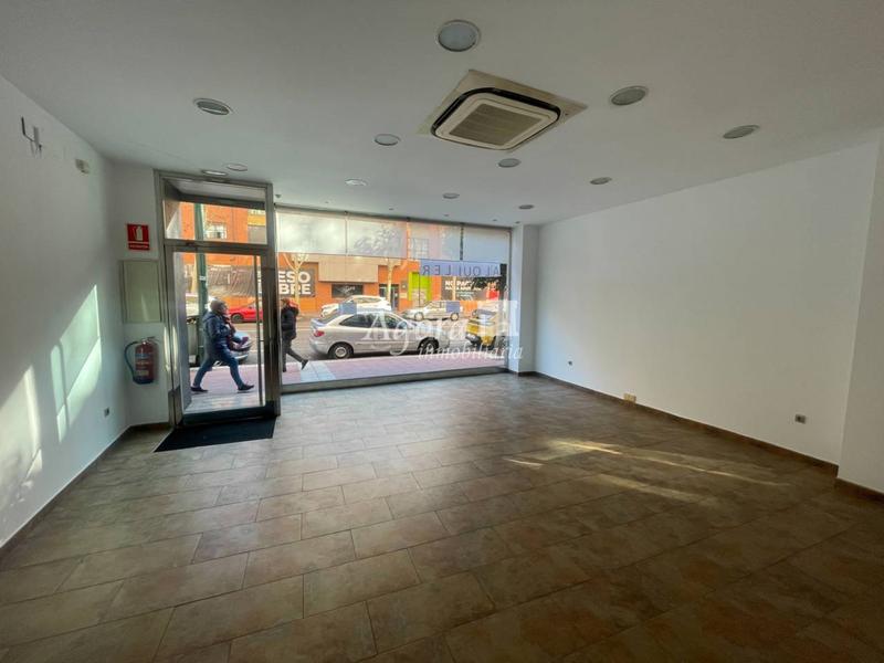 Foto 7e6a0930-60f0-44d6-86dd-7756b8e6cb48. Alquiler local comercial en juan carlos i 57 local en alquiler en las floressan isidropajarillos en Valladolid