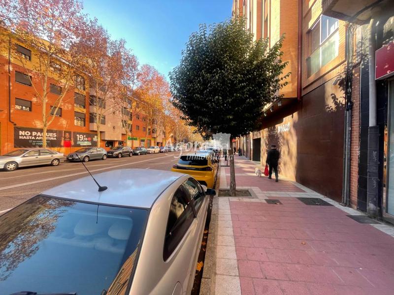 Foto ec5cfdd2-df2e-459e-95fc-b04410f7ca72. Alquiler local comercial en juan carlos i 57 local en alquiler en las floressan isidropajarillos en Valladolid