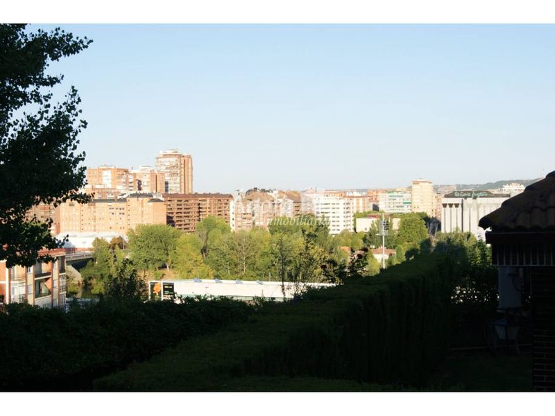 Foto 2c8aa7ac-14fb-44bd-8c1b-e8fb9f0bae05. Dúplex amb calefacció aparcament piscina a Parquesol Valladolid