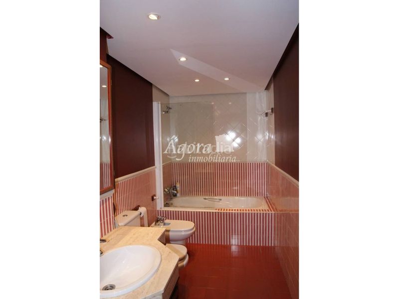 Foto df63cc26-a343-49f4-aaf9-fccd74e91024. Dúplex amb calefacció aparcament piscina a Parquesol Valladolid