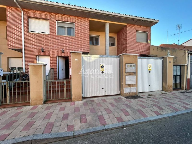 Foto b0eba263-afb1-482b-aed6-7bdac4c8ed78. Casa adossada amb calefacció aparcament a Las Flores Valladolid