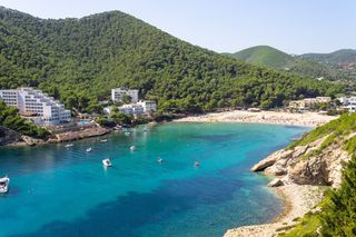 Alquiler Apartamento en Santa Eulària des Riu. Alquiler de apartamento en villa ibicenca con cocina compartida