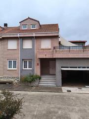 Maison jumelée à Villaquilambre. Chalet adosado en villarrodrigo de las regueras