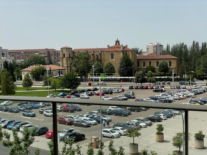 Foto d6cecbb8-b8da-4805-8e7f-6d4e5cc0c12c. Àtic amb calefacció aparcament a Centro Ciudad León