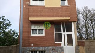 Haus  Calle tendales. Armunia, se vende casa con garaje amplio