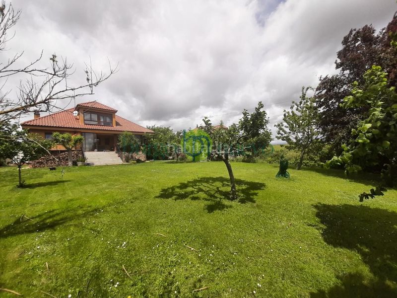 Foto a4021538-8f75-490c-b48e-e8c351128227. Casa amb calefacció aparcament a Villaturiel